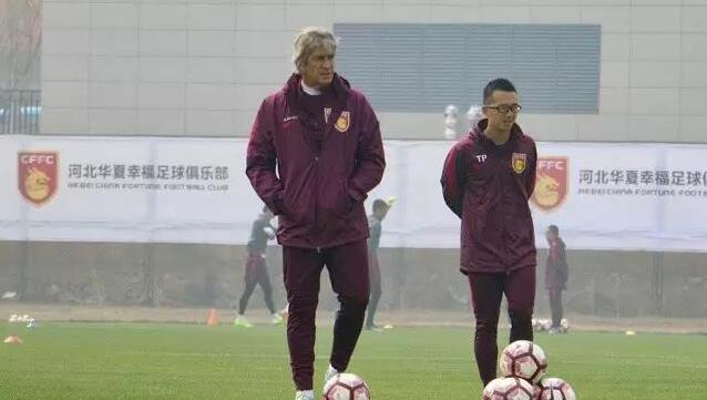 《她的回响》讲述失业又逃婚的35岁北漂录音师与偶然邂逅的神秘少女共同踏上的一场公路旅程,导演马诗漫分享说片中的女主角其实映射的正是处在这个年龄阶段的自己,她通过展现一位“35+女性”的情感、事业困境以及随之而来的一场旅程,去完成女性对自我身份和年龄焦虑的和解和治愈。