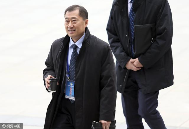 井柏然宫廷风衬衫混搭机车夹克登红毯 2016-10-31 10月30日,井柏然受邀出席“2016时装之夜-欢乐颂”盛典。