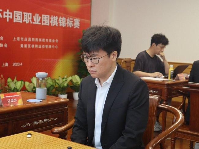 据了解，当天台前幕后一众主创齐聚片场庆祝电影拍摄杀青，并亲密合影留念，尽显温情。