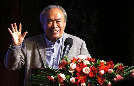 这是它们小时候,有它们的身份证,到哪里过海关就会拿个戳,这个是世界影迷给它的基金会,这是英镑、这是美金,它们有它们的基金会,这是现在这么大。
