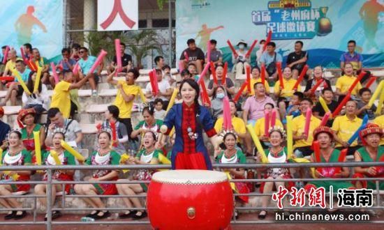 妈妈表示很满意这件‘作品’,女儿害羞了!