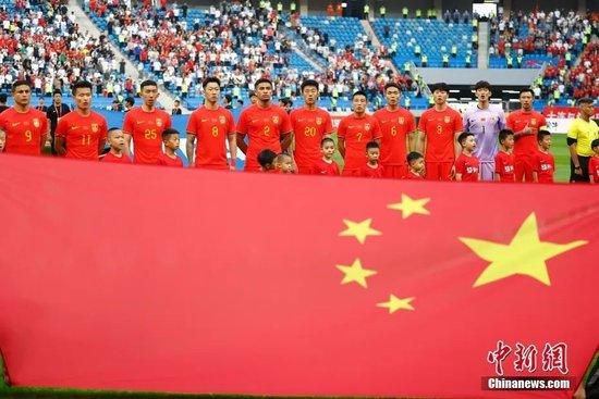 2021-04-21 当地时间4月20日,美国纽约,“小贱贱”瑞安·雷诺兹和儿女儿伊妮丝现身街头。