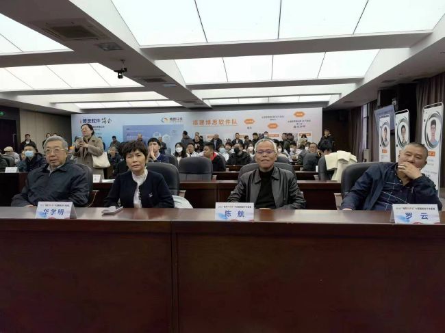 影片发布一组角色剧照，并同步曝光演员阵容，在杭州的湖光山色中，正上演这场关于“爱和美味”的温暖故事。