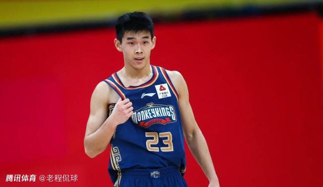 成龙悉尼歌剧院顶拍打戏 与女星贴身肉搏脸挂彩 2016-08-10 澳大利亚悉尼,当地时间8月10日,成龙拍摄新戏《机器之血》与女星Tess Haubrich悉尼歌剧院屋顶拍摄打戏,已经62岁的成龙顶着一头花白的头发对镜头微笑,有一种说不出的凄凉感。