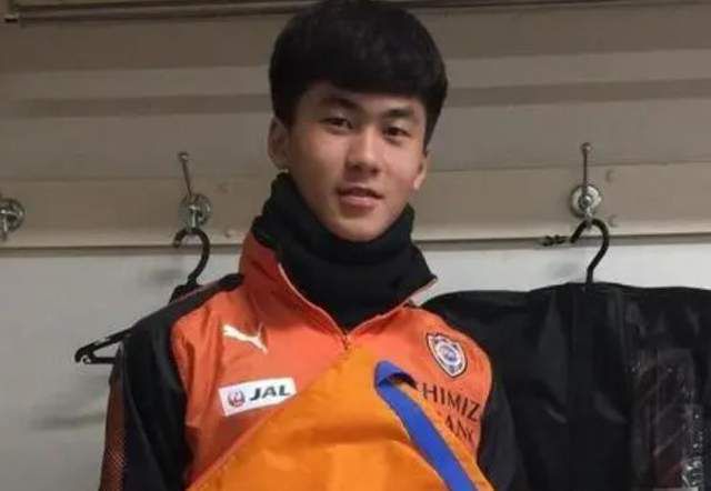 “我们在实践中探索出一种模式，AI先粗修，然后再人工精修，帮助胶片修复师从繁琐重复的劳动中解放出来，去做更有艺术性的部分，攻克修复难点。