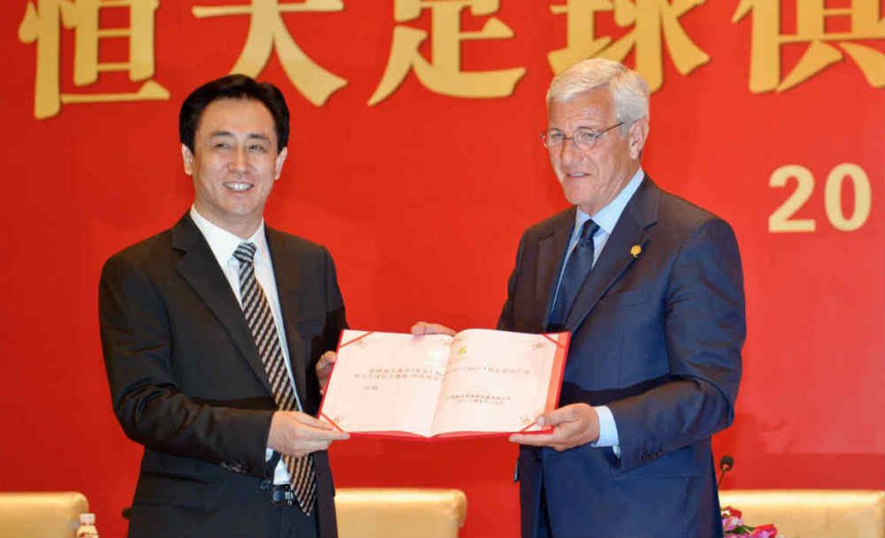 “大表哥”丹·史蒂文斯饰演的“野兽”背对贝尔,低头似乎在沉思,城堡在飘雪的空中更显清冷阴暗,贝尔是否能解除魔咒还 艾玛·沃森《美女与野兽》曝新剧照 野兽噘嘴卖萌 2017-01-13 近日,由艾玛•沃森主演的迪士尼认真版《美女与野兽》登上杂志封面并曝出一组全新剧照,与之前明亮的复古风格相比,此次剧照色调稍显阴暗。