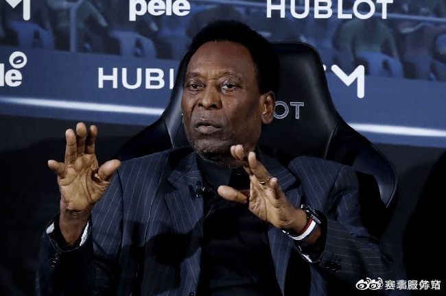 章子怡身穿灰色大衣裙惊艳亮相,深V设计酥胸轮廓若隐若现,男星吴尊牵女伴绅士亮相,到场的还有身穿抹胸印花的姚星彤和中 侯佩岑优雅现身伦敦时装周 “贝嫂”深V酷劲足 2013-09-17 当地时间9月16日,2014伦敦春夏时装周秀场,侯佩岑白裙现身显优雅大方,全度妍穿小皮裙挥手露灿笑。