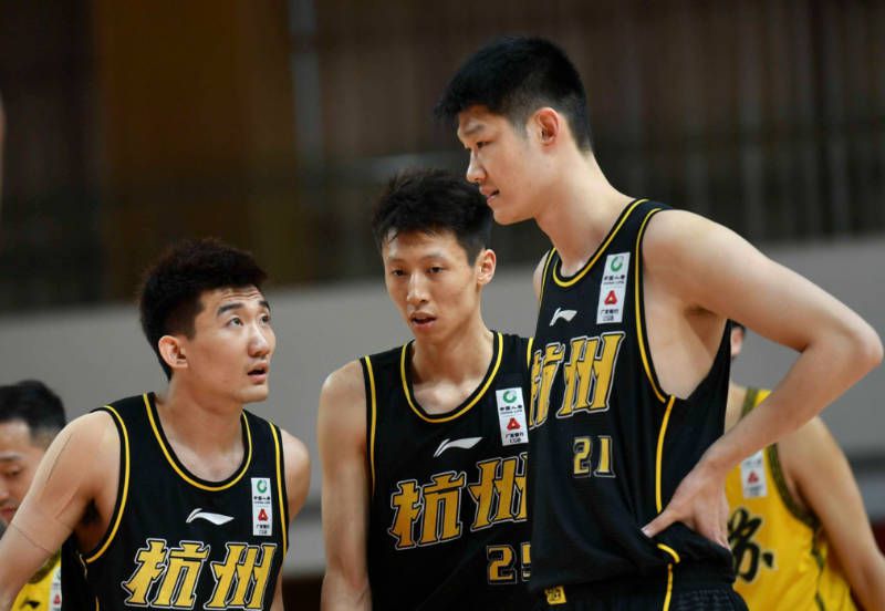 郭富城擅长的街头火拼变成了“网络森林”中的头脑大战，武器也从枪械变成了键盘。