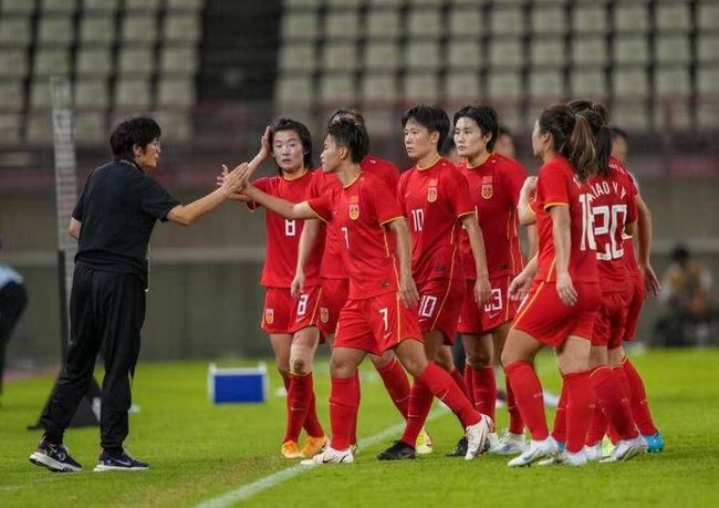 妮可·基德曼携爱女们亮相时装周2025-10-09 正式放弃父姓！