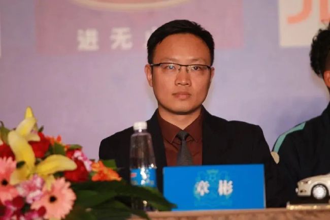 预告中,自称“移情高手”的陈俊飞(高晓攀饰演)被 《兄弟别闹》排片不理想 高晓攀:仍需努力前行 2017-11-12 由嘻哈包袱铺掌门人、春晚常客、喜剧“小先生”高晓攀自导自演,孙集斌联合导演,尤宪超、于莎莎、李璨琛等联袂主演的喜剧电影《兄弟别闹》正在全国热映中。