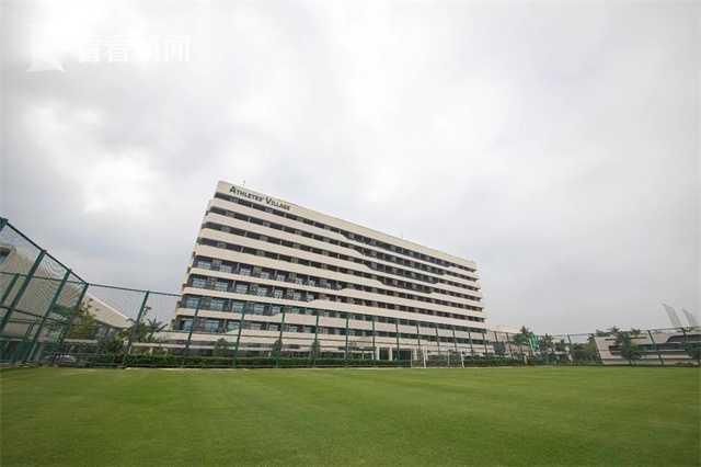 上百位新鲜观影的观众在直播中分享观影心声「在说」的他们,面对镜头感同身受——看《南京照相馆》“哭到崩溃,很难平复”、“想让那些同胞看到今天富强的中国”、《长安的荔枝》让“打工人看出鸡皮疙瘩”、《你行!