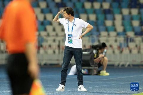 幕后照展现了不同时期中各主创的相处日常，气氛温馨融洽，本剧导演兼主演伊丽莎白·莫斯现身其中。