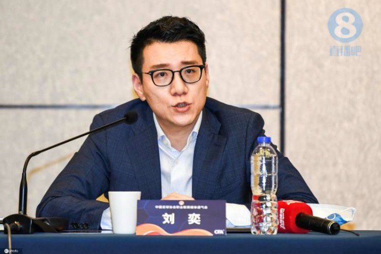 黄渤即兴开嗓大秀京剧 2025-07-11 7月10日,电影《戏台》导演、编剧、领衔主演陈佩斯,携领衔主演黄渤,主演余少群、陈大愚、徐卓儿空降济南,与泉城影迷零距离互动。