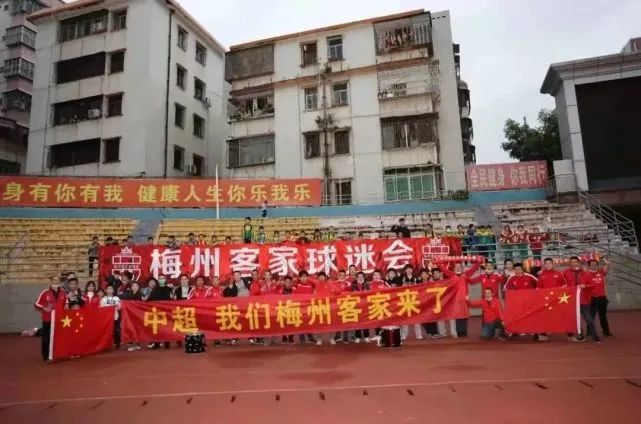 “不要开枪”的再三告诫，即是希望岁岁不要用童年的遭遇去惩罚未来的自己。