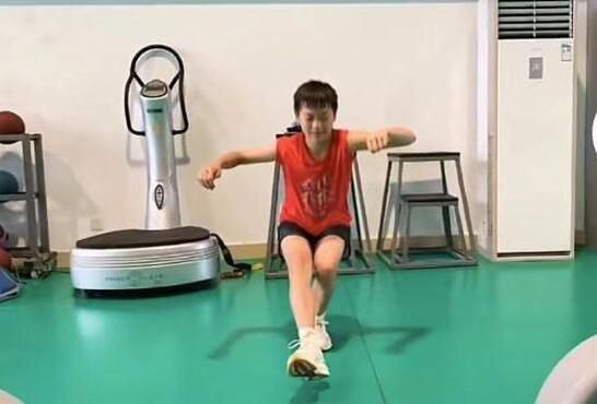 或许,昔日辉煌的阵容难以复现,但这同时也为香港影视产业带来了新的机遇。