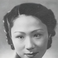 小罗伯特·唐尼与老婆苏珊镜头前大方热吻秀恩爱，为影片造势。