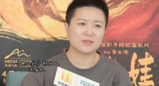 由于拥有一双“大长腿”，看到照片的网友称“一眼就能辨识他”。