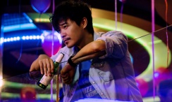 2021-09-18 林峰否认与郑嘉颖争位 容祖儿秀香肩讨好杨受成 2012-02-28 英皇娱乐于26日举行2012派对晚宴，旗下歌手都齐出席，包括容祖儿、Twins、林峰、古巨基、陈伟霆、谢霆锋等，而郑嘉颖当晚更会正式签约，宣布加盟英皇。