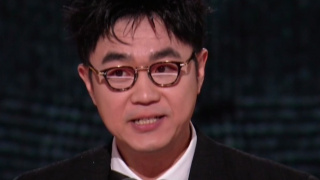 好莱坞女神查理兹·塞隆身穿黑色修身长裙，金色亮片的修饰显得她高贵十足。