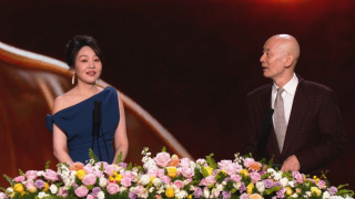 活动结束，柳岩由几十位安保人员护送离场 柳岩穿透视薄纱裙亮相 “女神”微笑迷人受追捧 2013-04-17 2013年4月17日，柳岩为某女鞋品牌亮相代言签约仪式。