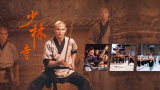 赵涛身着粉色绸缎长裙出席颁奖礼，尽显端庄优雅，并向镜头比心，心情大好。